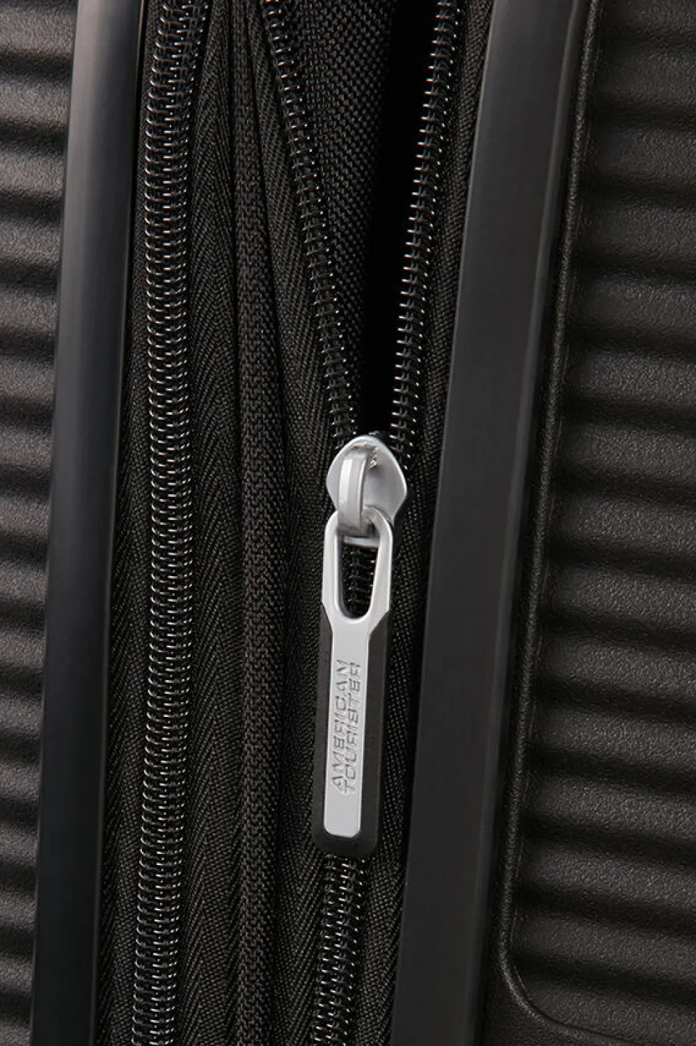 soundbox_keskikokoinen_ma_2.webp American Tourister SoundBox Keskikokoinen matkalaukku Bass Black Outlet