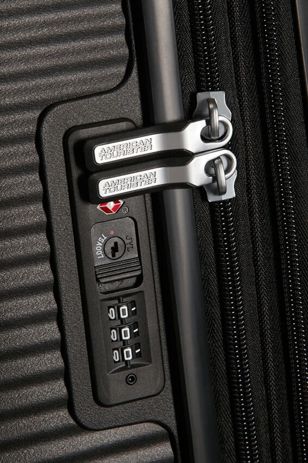 soundbox_keskikokoinen_ma_3.webp American Tourister SoundBox Keskikokoinen matkalaukku Bass Black Outlet
